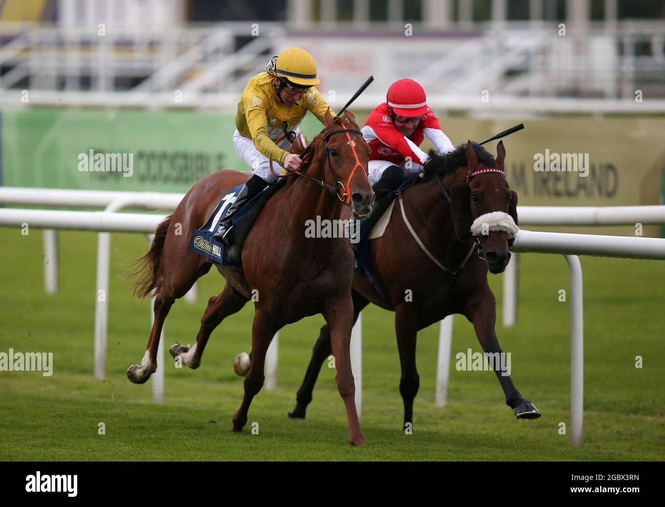 Corbulo von Martin Dwyer (rechts) gewinnt das William Hill Wählen Sie Ihre Plätze Racing League Race Eleven während der Rennliga-Fixierung auf der Doncaster Racecourse, Doncaster. Bilddatum: Donnerstag, 5. August 2021. Siehe PA Story RACING Doncaster. Bildnachweis sollte lauten: Nigel French/PA Wire. EINSCHRÄNKUNGEN: Die Nutzung unterliegt Einschränkungen. Nur redaktionelle Verwendung, keine kommerzielle Nutzung ohne vorherige Zustimmung des Rechteinhabers. Stockfoto