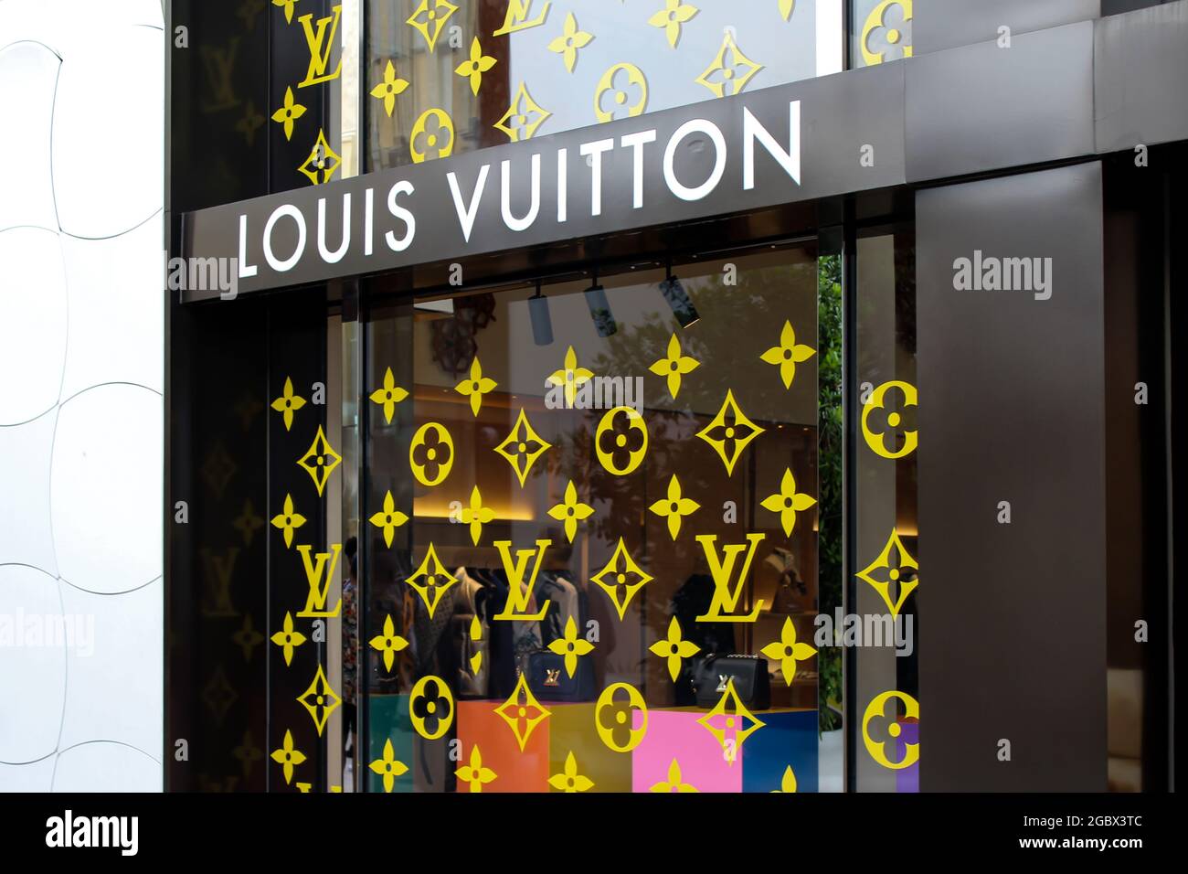 Fassade des Louis Vuitton Stores außerhalb des Miami Design District in Miami, Florida. Luxuriöses Einkaufszentrum und Geschäft. Stockfoto