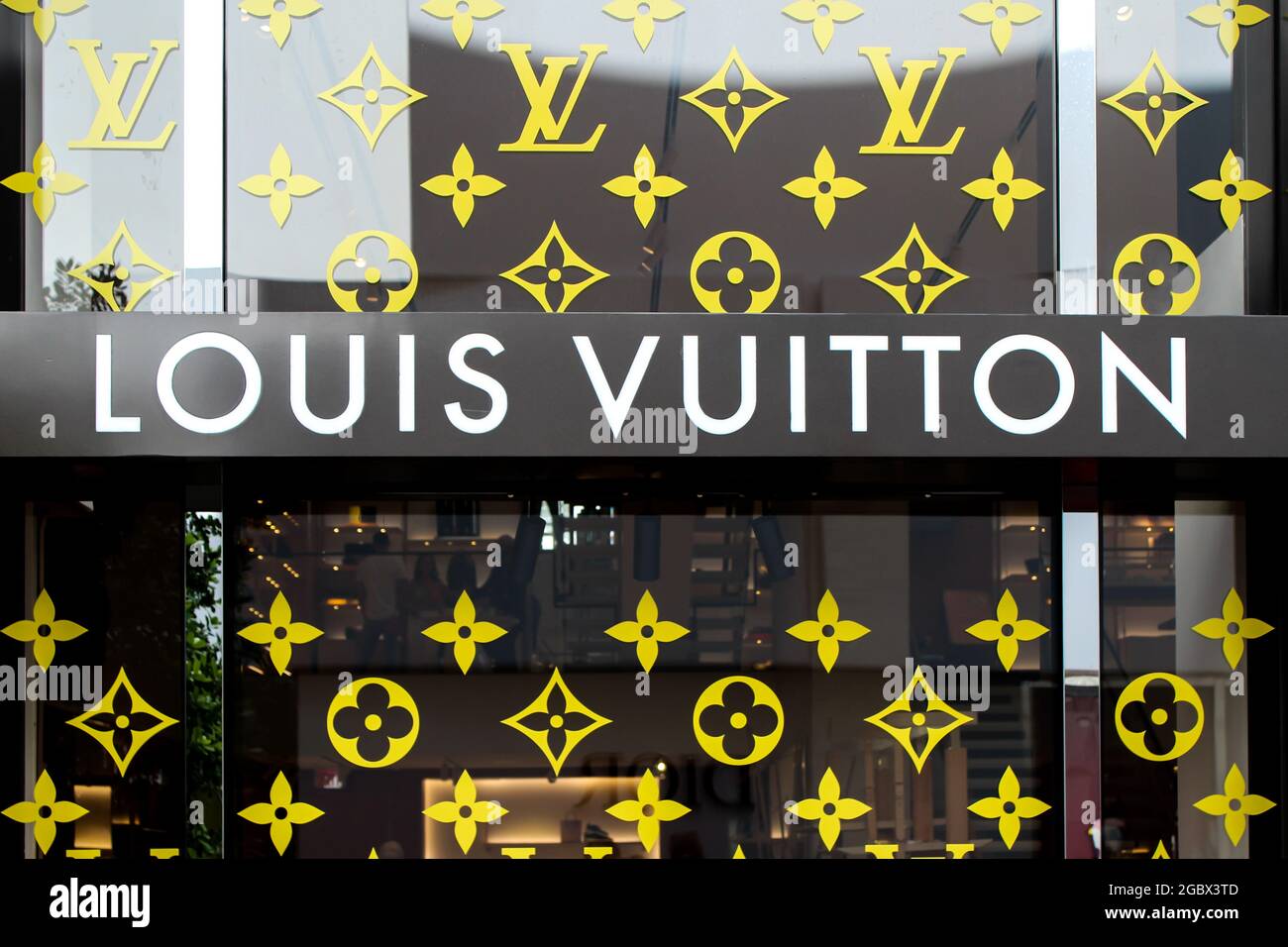 Fassade des Louis Vuitton Stores außerhalb des Miami Design District in Miami, Florida. Luxuriöses Einkaufszentrum und Geschäft. Stockfoto