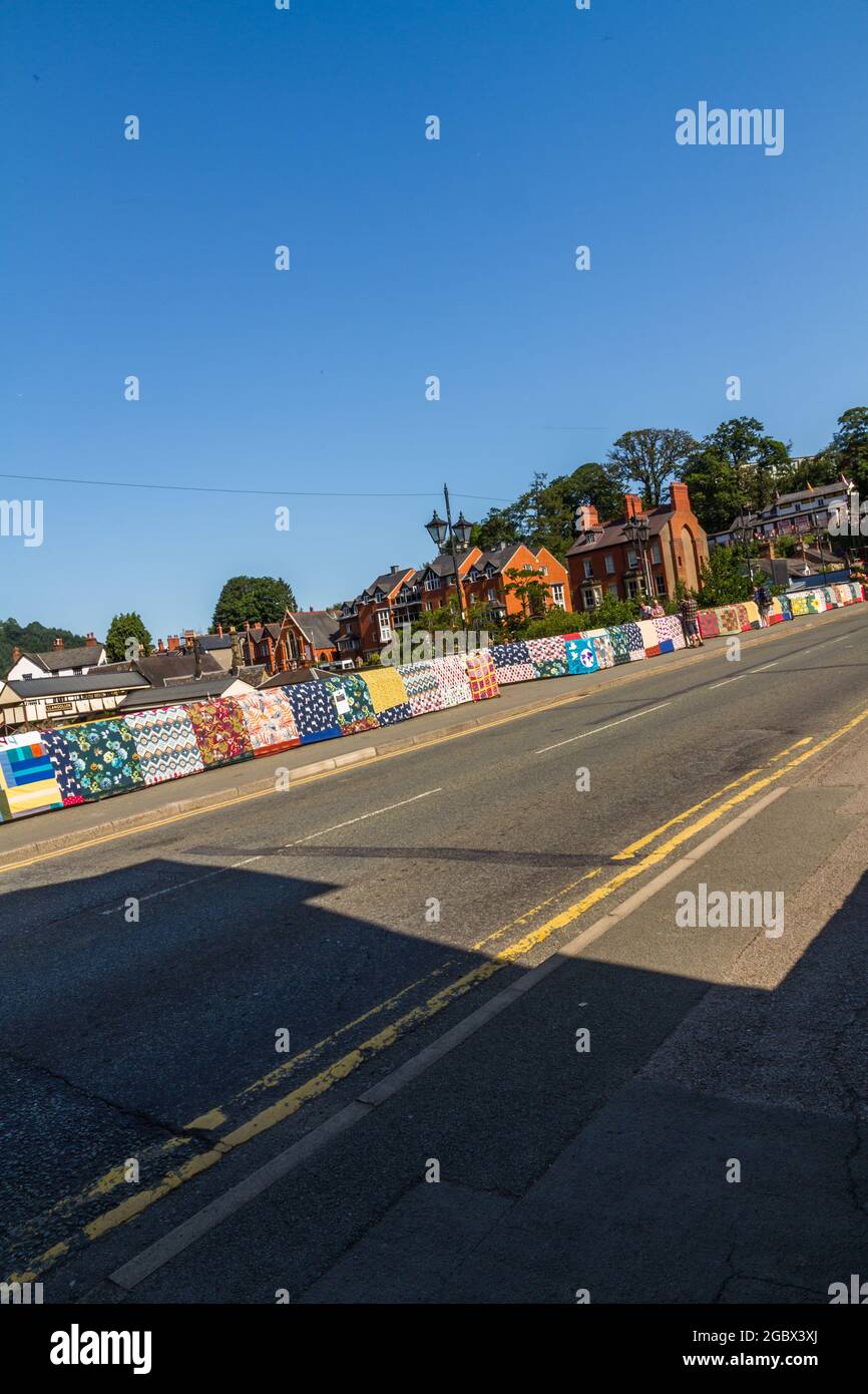 LLANGOLLEN, WALES – JULI 17 2021: Bridges Not Walls, Tapestry Arts Installation on Bridge over River Dee von Luke Jerram zur Veröffentlichung von 2021 International M Stockfoto