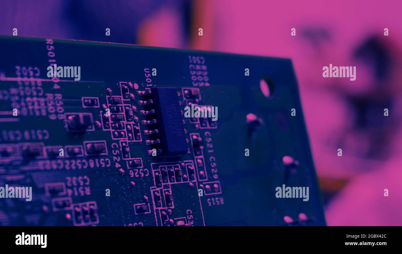 Halbleiter. cpu-Chip auf der grünen Hauptplatine des Computers. Halbleiterplatine der Hauptplatine. Hightech-Computerplatine mit Hersteller Stockfoto