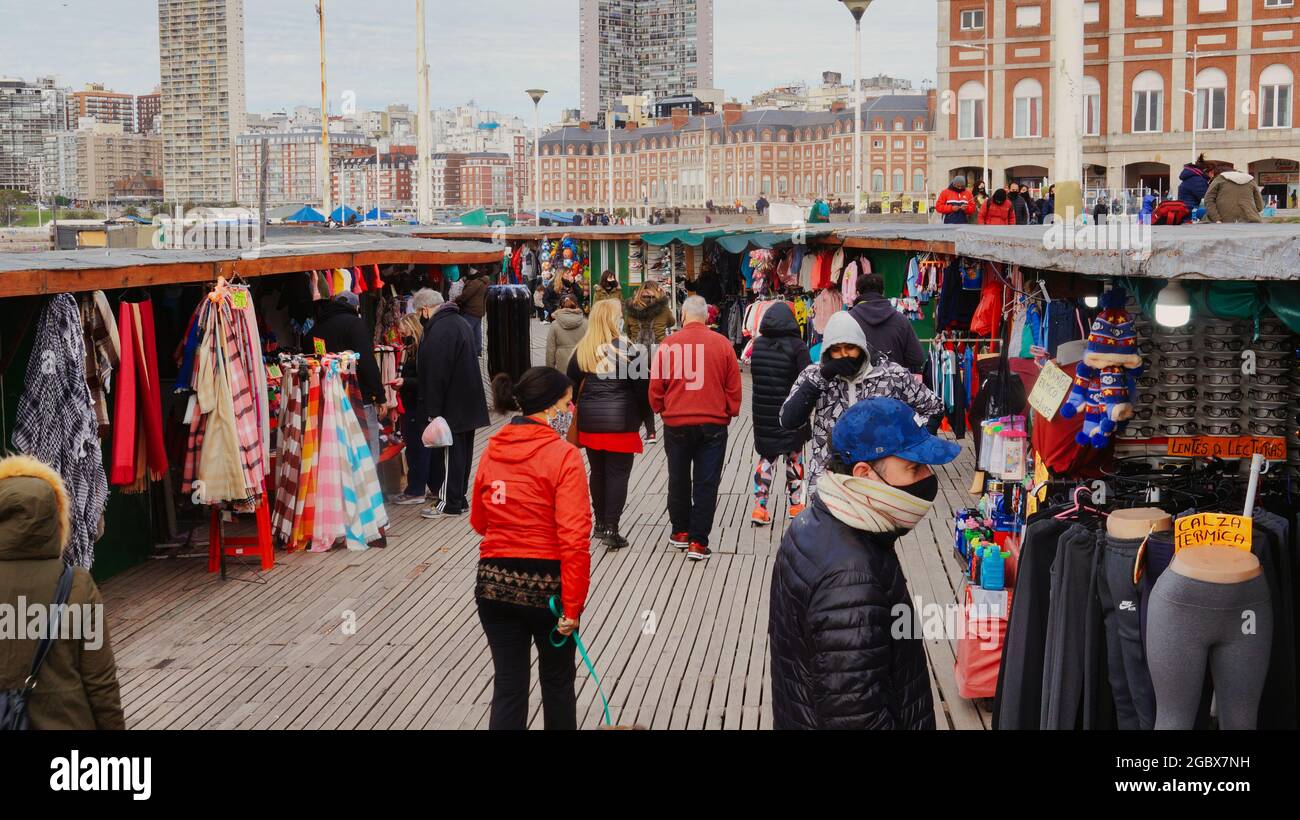 Menschen, die durch einen Straßenmarkt in Mar del Plata laufen Stockfoto