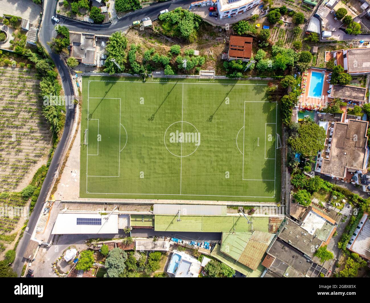 Luftaufnahme eines Fußballfeldes in der Mitte einer kleinen Stadt Stockfoto