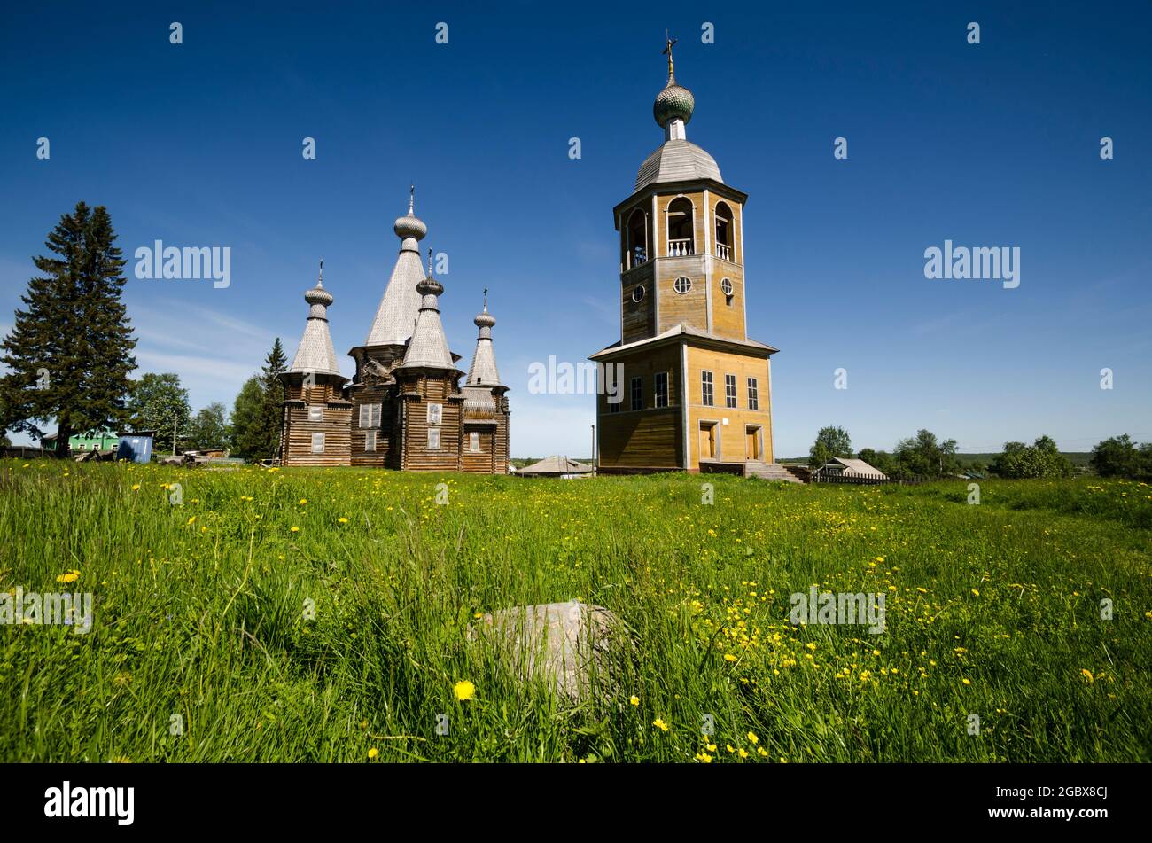 Tempelensemble im Dorf Nyonoksa. Trinity Church und Glockenturm. Russland, Region Archangelsk Stockfoto