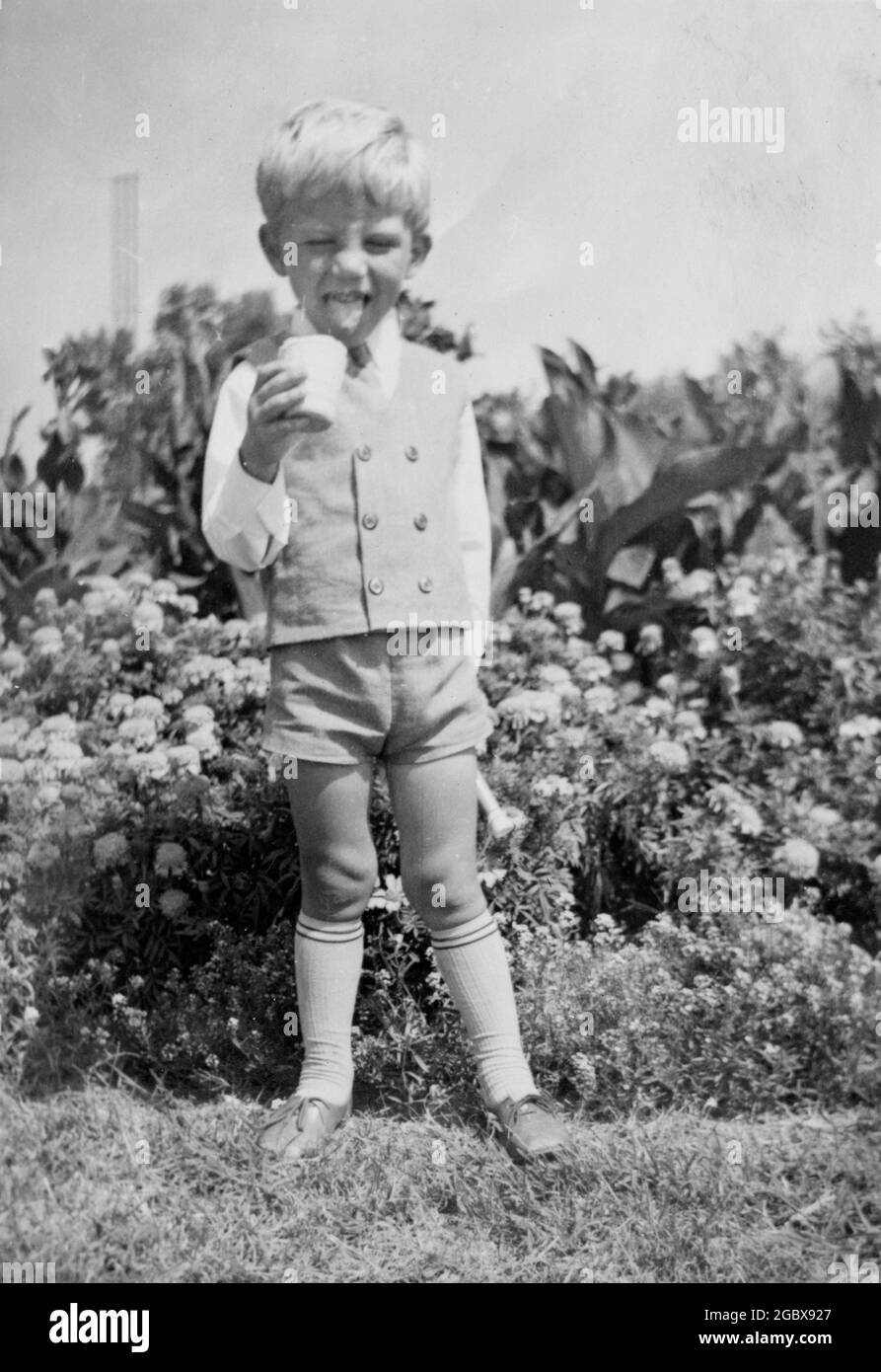 Elegant gekleideter kleiner Junge mit Eis. Archivfoto um 1969. Bulgarien, Osteuropa Stockfoto