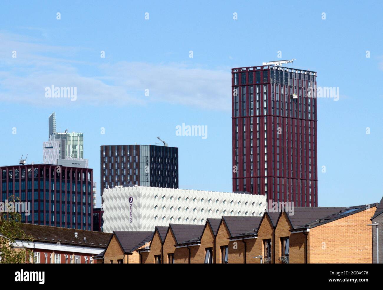 Neue Wolkenkratzer oder Hochhäuser, mit neuen Häusern im Vordergrund, im Zentrum von Manchester, England, Großbritannien Stockfoto