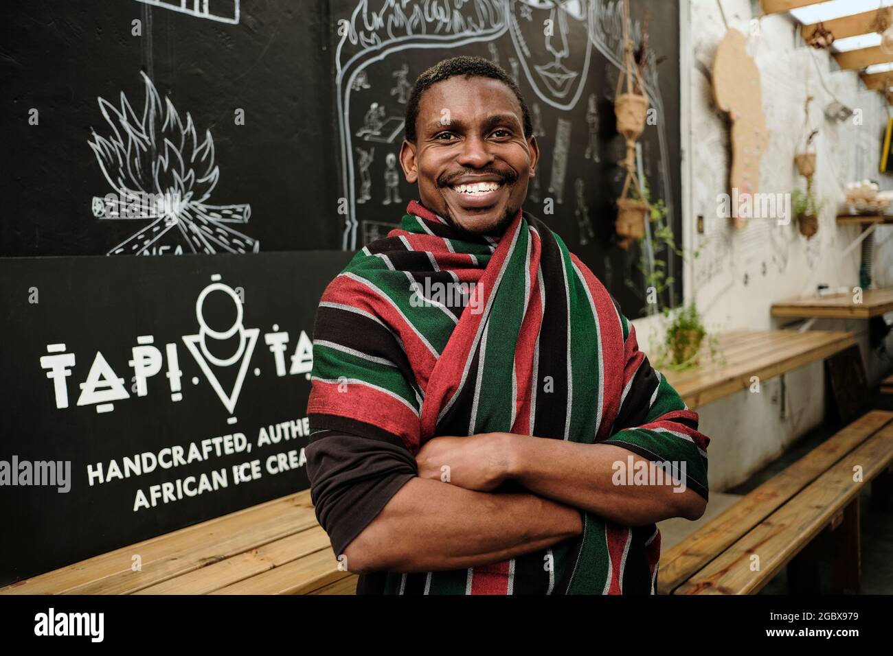 Der südafrikanische Geschäftsinhaber Tapiwa Guzha in seinem Eisdiele namens TAPI TAPI. TAPI TAPI ist ein Bantu-Ideophon, das süß bedeutet. Stockfoto