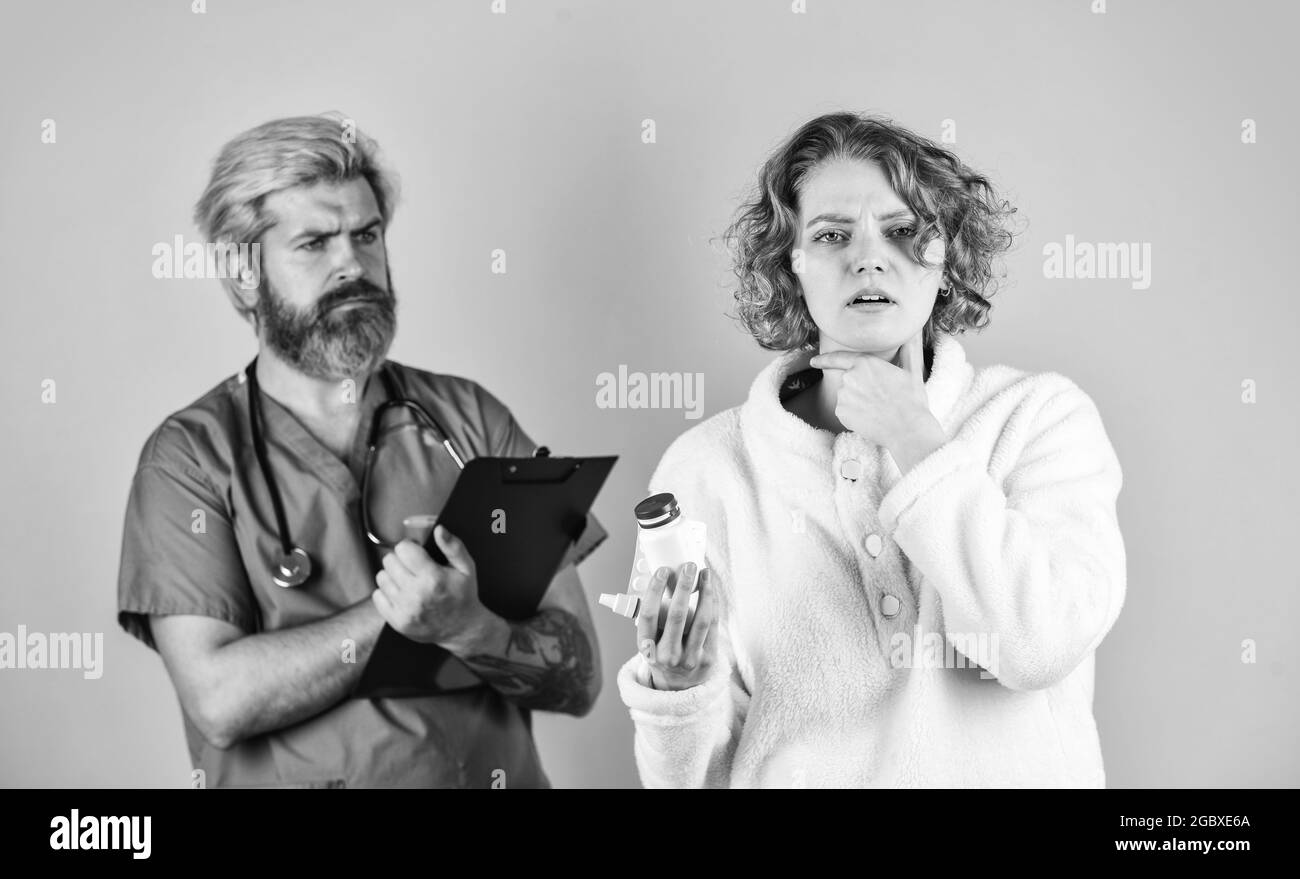 Seien Sie entspannt ohne Krankheit. Für Ihre Immunität. Gesundheit und Menschen. Patient und Arzt Pillen. Frau mit Halsschmerzen bei der Konsultation der Krankenschwester. Apotheke Stockfoto