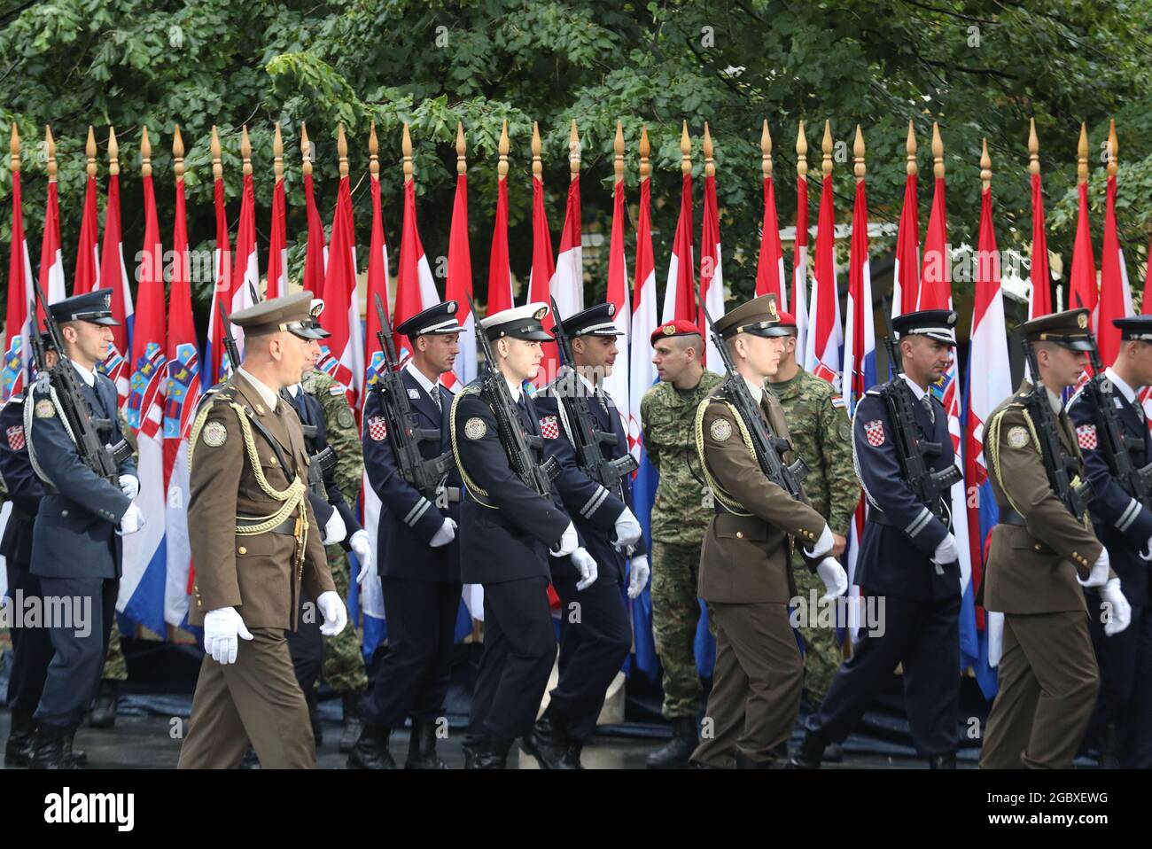 (210805) -- KNIN (KROATIEN), 5. August 2021 (Xinhua) -- kroatische Soldaten marschieren während einer Militärparade anlässlich des Tages des Sieges und des Vaterlandsdankfestes und des Tages der kroatischen Verteidiger in Knin, Kroatien, am 5. August 2021. (Dusko Jaramaz/Pixsell via Xinhua) Quelle: Xinhua/Alamy Live News Stockfoto