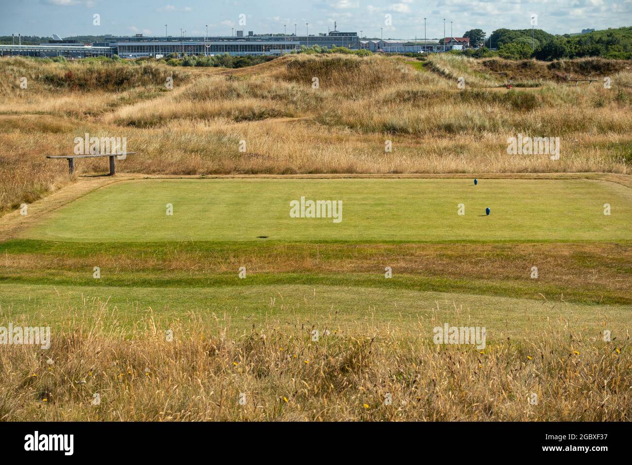 Blick über den Golfplatz Prestwick in Richtung Glasgow Prestwick International Airport, South Ayrshire, Schottland. Stockfoto