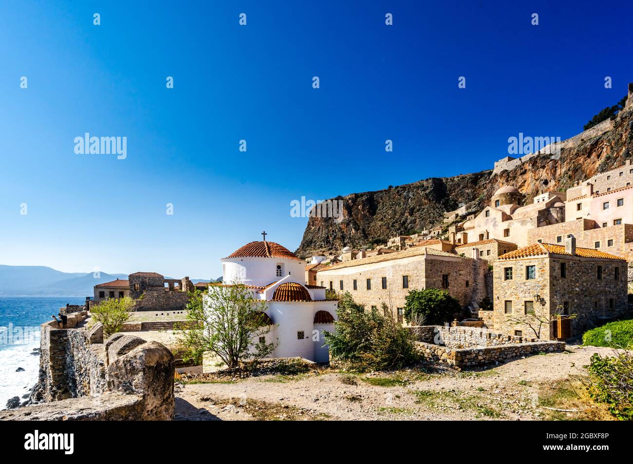 Blick auf Monemvasia Straße Panorama mit alten Häusern und Panagia Chrysafitissa Kirche in der antiken Stadt, Peloponnes, Griechenland Stockfoto