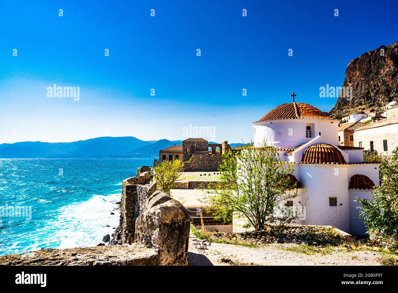 Blick auf Monemvasia Straße Panorama mit alten Häusern und Panagia Chrysafitissa Kirche in der antiken Stadt, Peloponnes, Griechenland Stockfoto