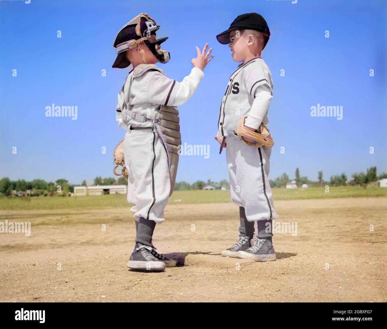 60S BOY LITTLE LEAGUE PITCHER STREITET MIT CATCHER - B24917C HAR001 HARS VORSTADT FRÜHLINGSFARBE DIAMANT ALTE ZEIT ARCHIV NOSTALGIE BRUDER BERATUNG ALTE MODE JUGENDLICH LIGA WUT KOMMUNIKATION FREUND TEAMARBEIT WETTBEWERB PLAN BRÜDER KOPIEREN RAUM MENSCHEN KINDER FREUNDSCHAFT IN VOLLER LÄNGE GESCHWISTER AMERICANA PLANNER HIT MEET PITCHER SCHUTZ ARCHIV STRATEGIE CATCHER COUNT MITT SNEAKER UNEINIGKEIT ERHOLUNG HÜGEL MEINUNG STIMME NICHT PRETEEN GESCHWISTER BALLPARK STRATEGISCHE GEGENSPIELKOOPERATION DISKUTIEREN JUGENDLICHE ZWEISAMKEIT JUGENDLICHE KAUKASISCHE ETHNIE HAR001 ALTMODISCH Stockfoto