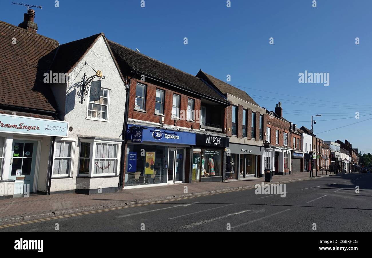 BILLERICAY, VEREINIGTES KÖNIGREICH - 13. Jun 2021: Ein Blick entlang einer leeren Billericay High Street in Essex Stockfoto