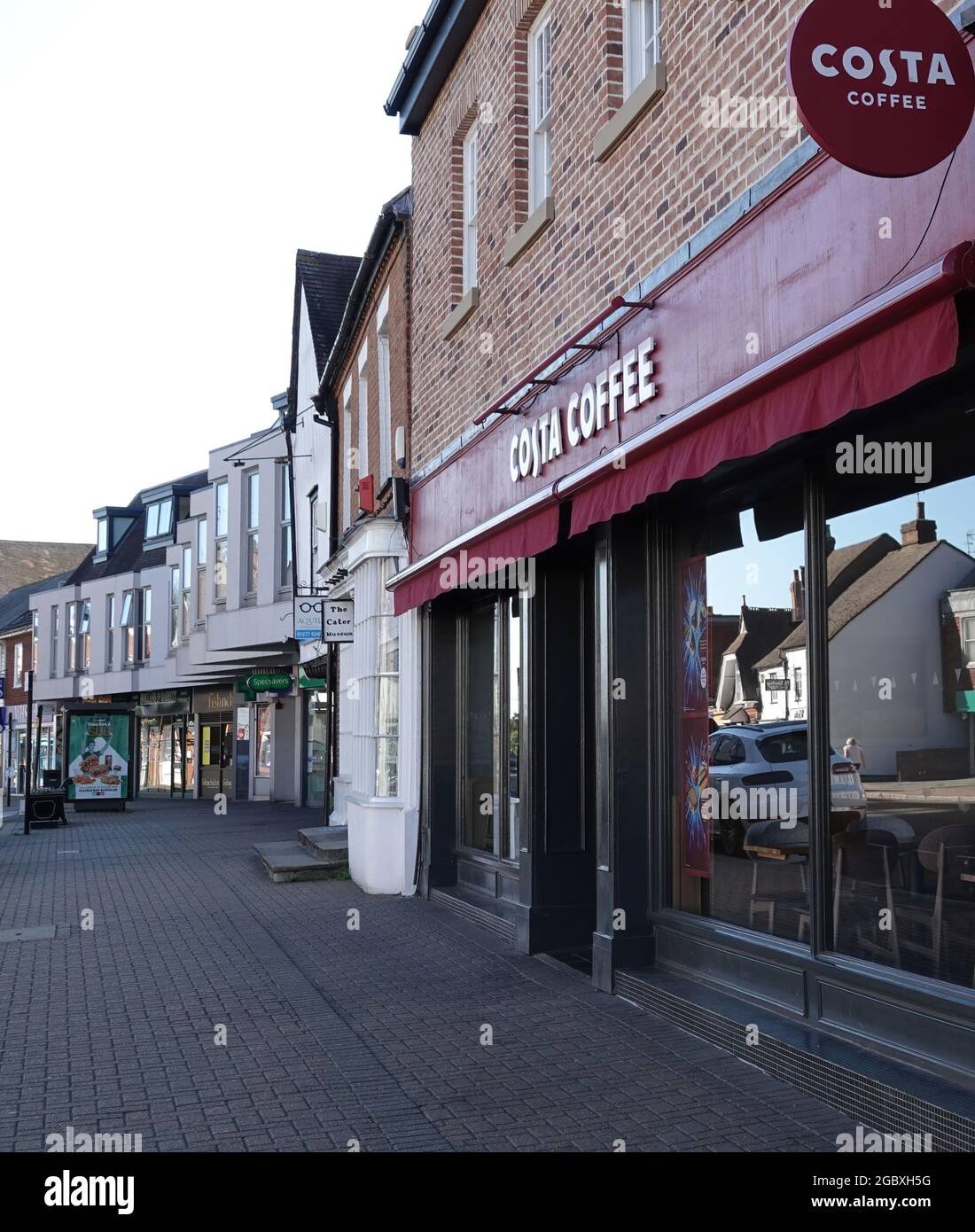 BILLERICAY, GROSSBRITANNIEN - 13. Jun 2021: Der leere Bürgersteig vor Costa Coffee auf der Billericay High Street in Essex, Großbritannien Stockfoto