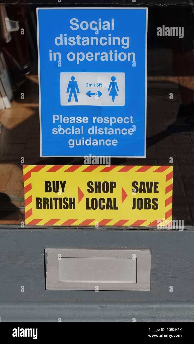 Vertikale Aufnahme eines sozialen Distanzschildes auf einer Straße Stockfoto