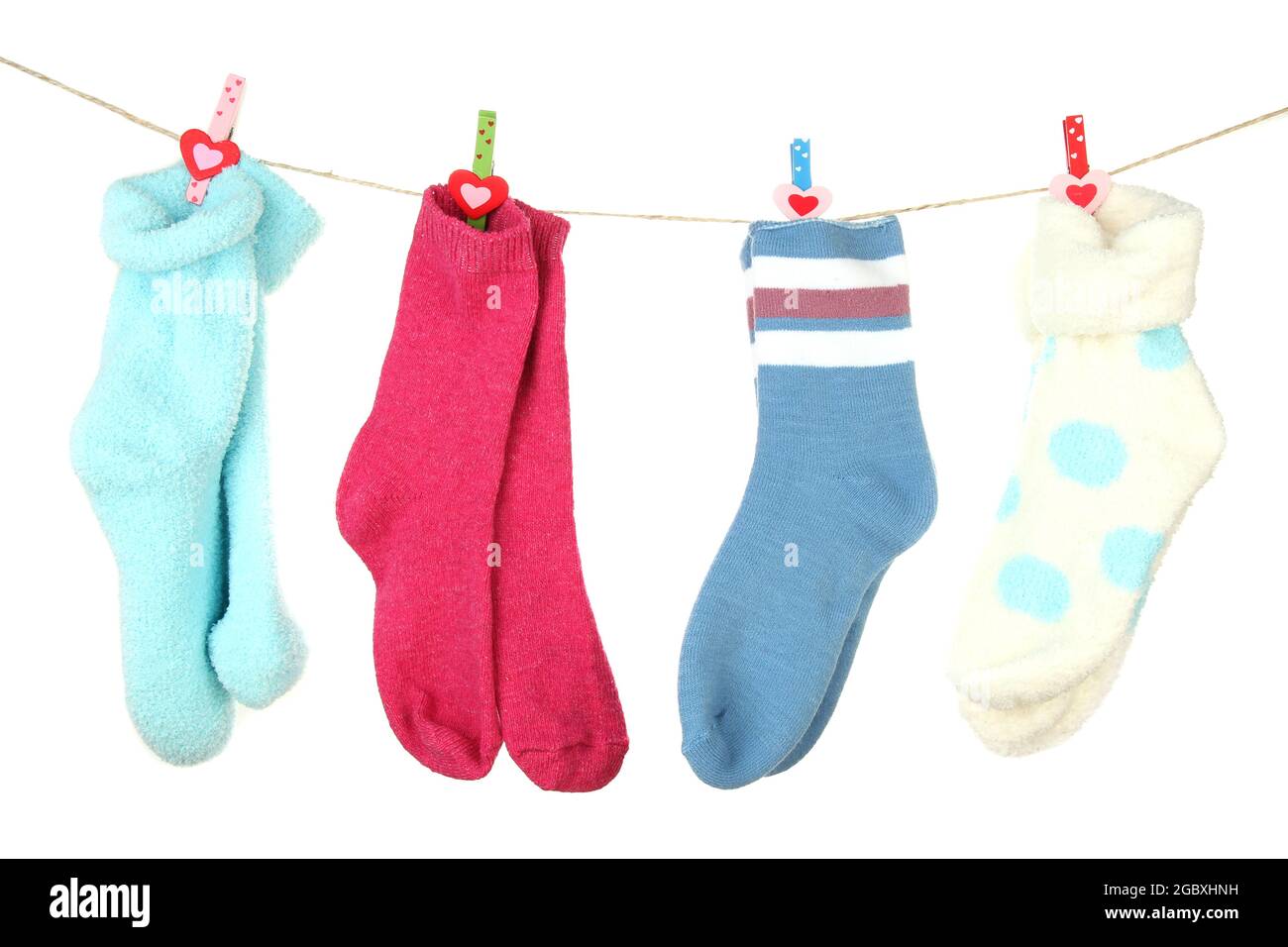 Bunte Socken hängen an Wäscheleine, isoliert auf weiß Stockfotografie -  Alamy