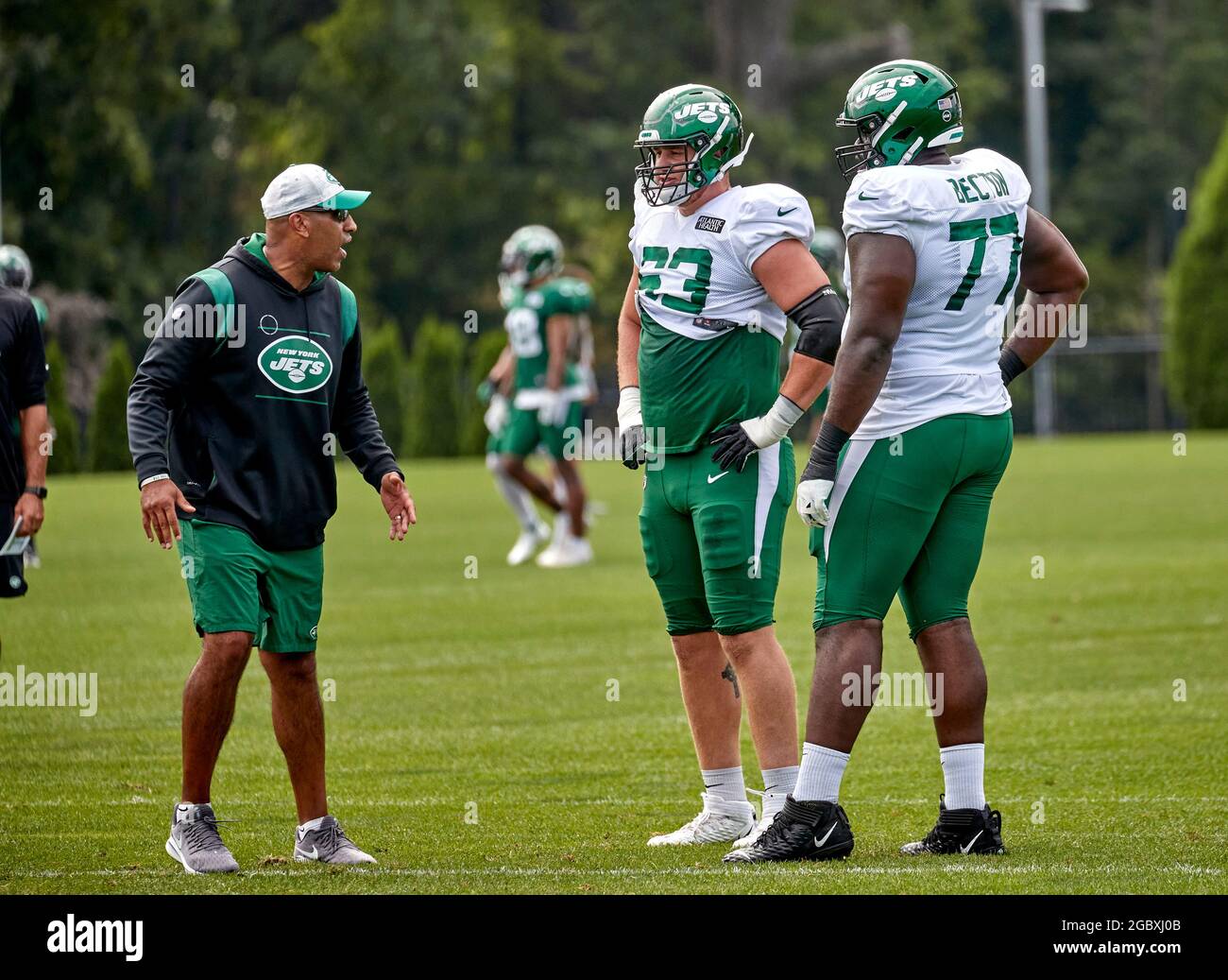 Florham Park, New Jersey, USA. 5. August 2021: Jake Moreland, Trainer der New Yorker Jets-Linie, gibt Anweisungen an das Zentrum Leo Koloamatangi (63) Offensive Tackle Mekhi Becton (77) während des Trainings im Atlantic Health Jets Training Center, Florham Park, New Jersey. Duncan Williams/CSM Kredit: CAL Sport Media/Alamy Live News Stockfoto