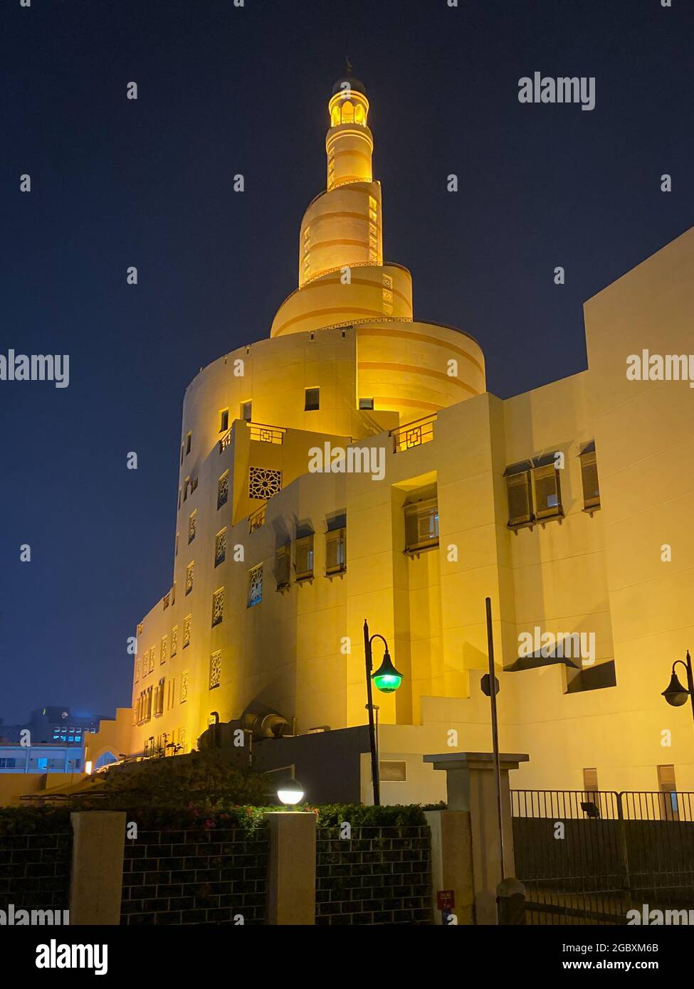 Beleuchtete Al Fanar – Turm im Qatar Islamic Cultural Center bei Nacht, Doha, Katar, Naher Osten gegen klaren dunklen Himmel Stockfoto