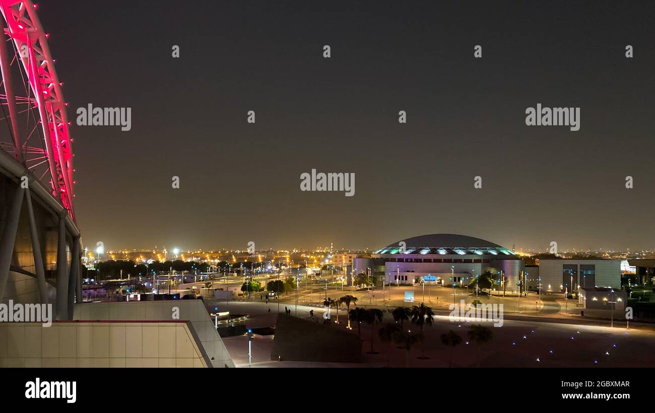 Panoramablick auf Aspire Sport City Complex in Doha, Katar, Naher Osten bei Nacht Stockfoto