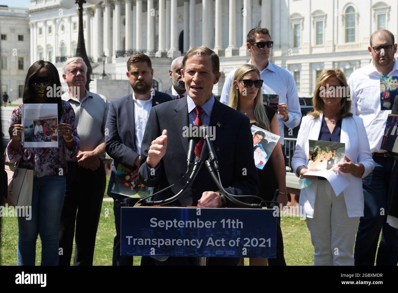 Washington, Usa. August 2021. US-Senator Richard Blumenthal (D-CONN) spricht zusammen mit Familienmitgliedern von 9/11 Opfern auf einer Pressekonferenz über die Einführung des Transparency Act vom 11. September 2021 im Senate Swamp in Washington. Kredit: SOPA Images Limited/Alamy Live Nachrichten Stockfoto