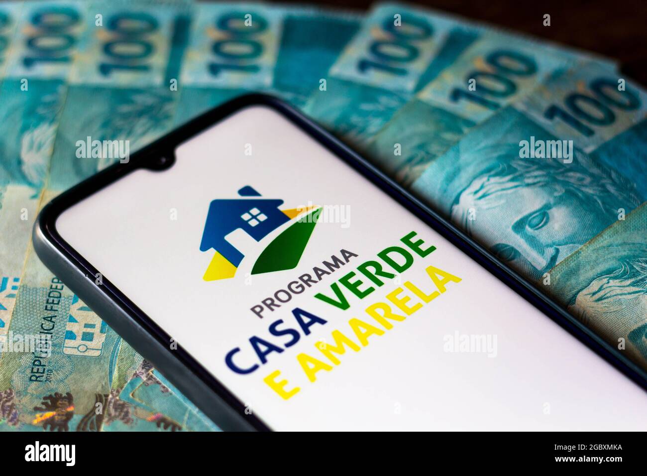 In dieser Fototafel wird das Programa Casa Verde e Amarela Logo auf einem Smartphone angezeigt. Stockfoto