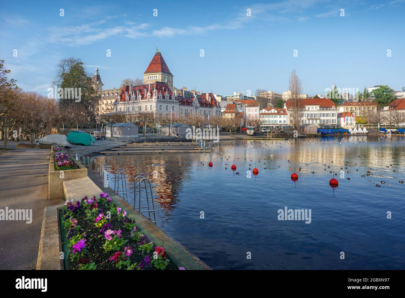 Ouchy Promenade und Chateau Douchy am Genfer See - Lausanne, Schweiz Stockfoto