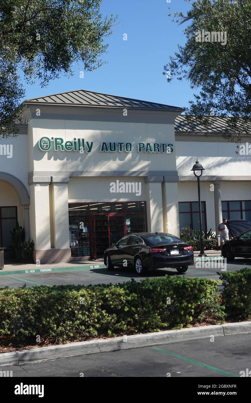 O'Reilly Autoteileladen, Logo, Schild, Eingang, Schaufenster und Exterieur in Irvine, Kalifornien, USA Stockfoto