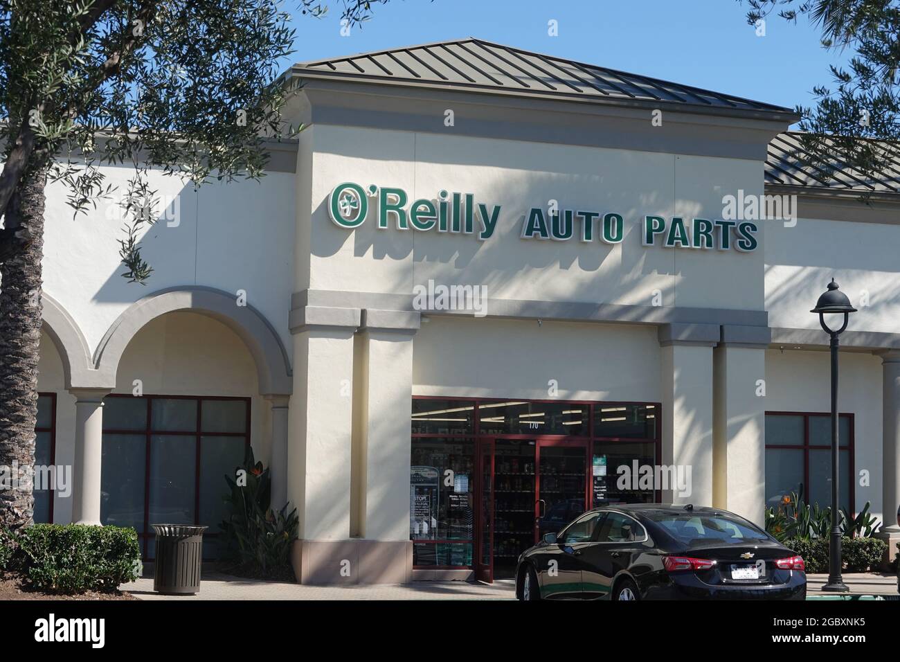 O'Reilly Autoteileladen, Logo, Schild, Eingang, Schaufenster und Exterieur in Irvine, Kalifornien, USA Stockfoto