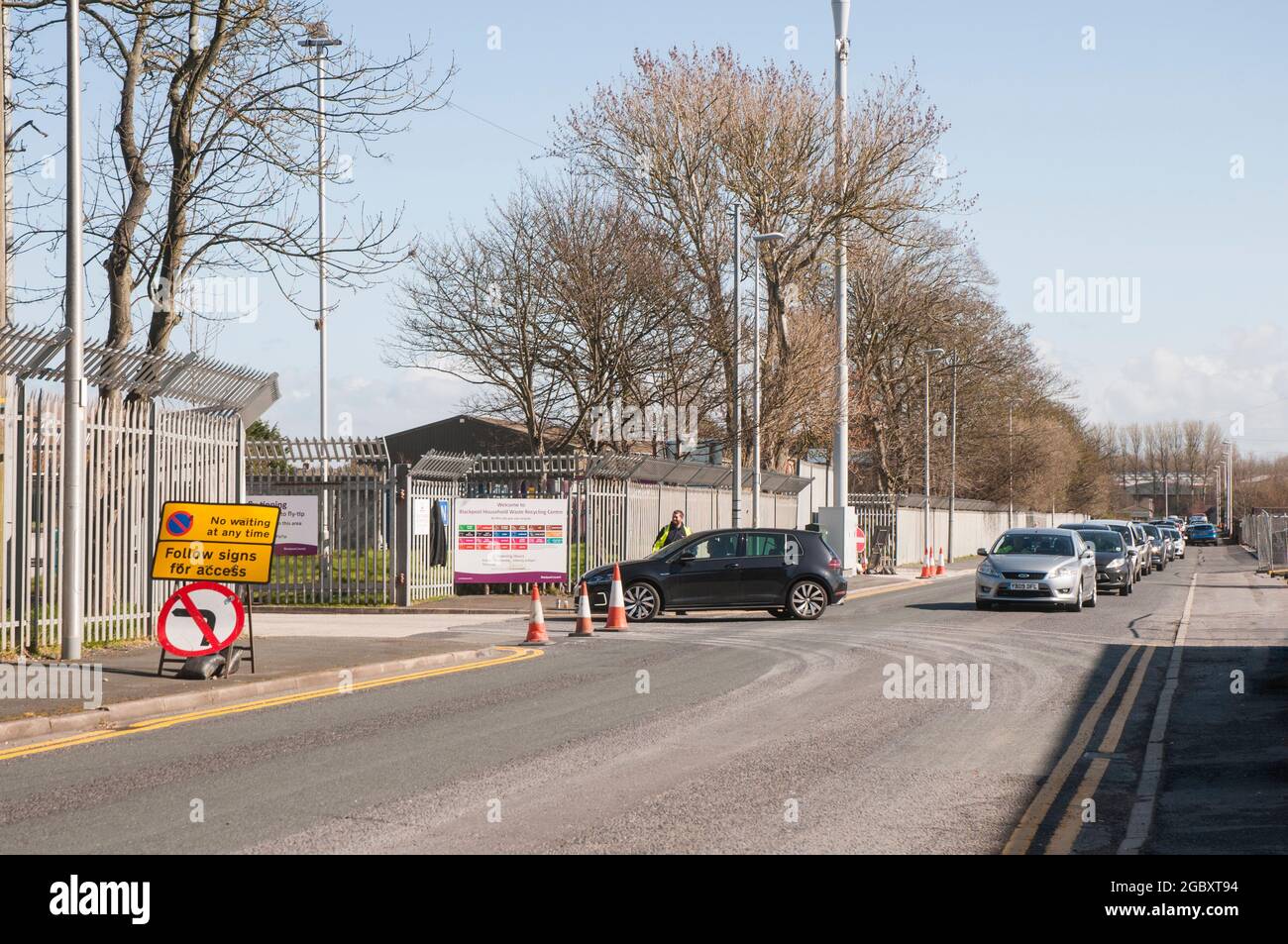 Fahrzeugreihen, die sich anstellen, um die Müllabfuhr vor Ort zu betreten, während der Sperre von 19 Einbahnzugangsystem in Betrieb ist Stockfoto