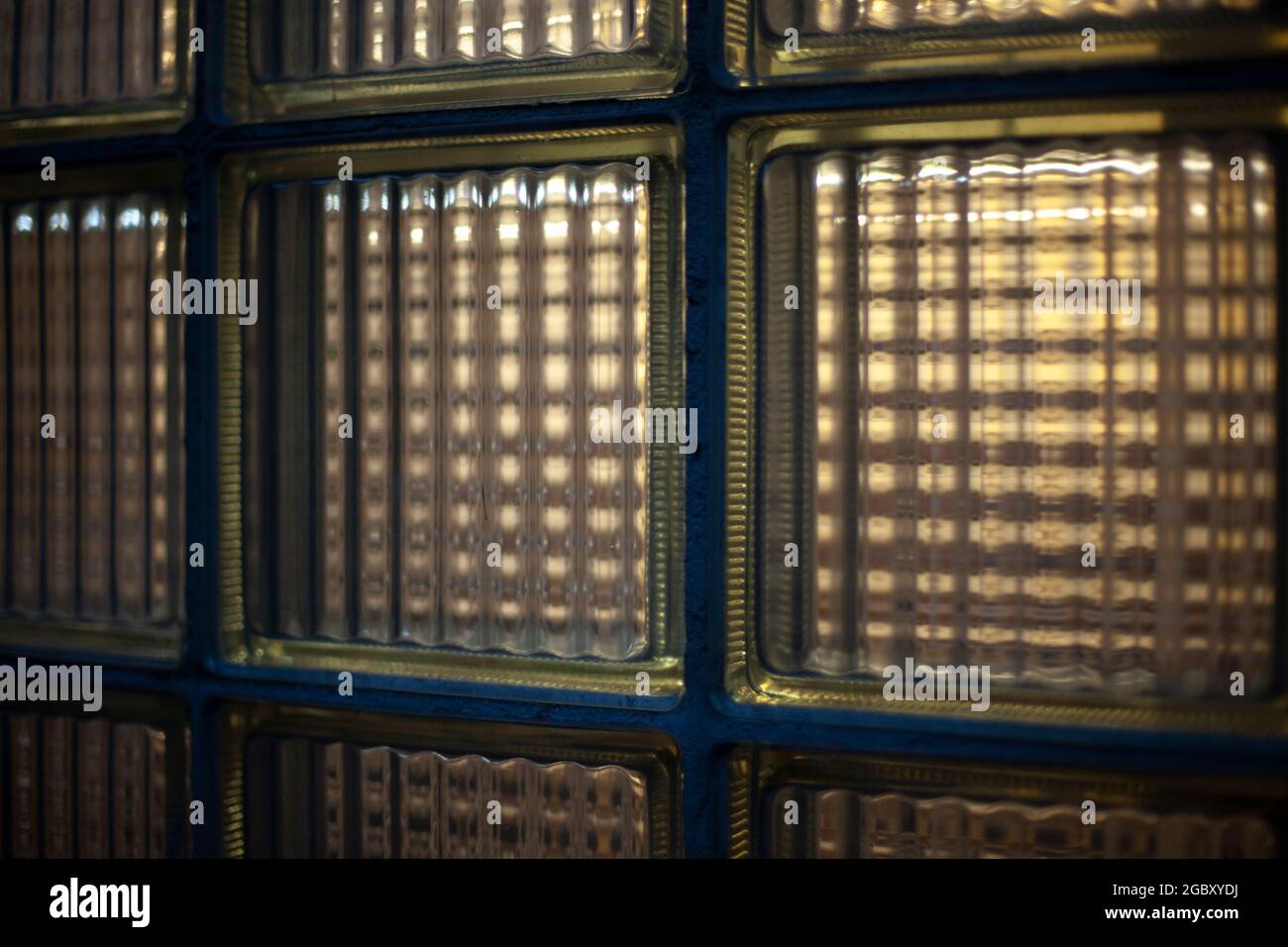 Gefliestes Glas im Gebäude. Dickes Glas lässt nicht viel Licht durch. Doppelt verglaste Fenster zur Isolierung von Lärm und Sonnenstrahlen. Stockfoto