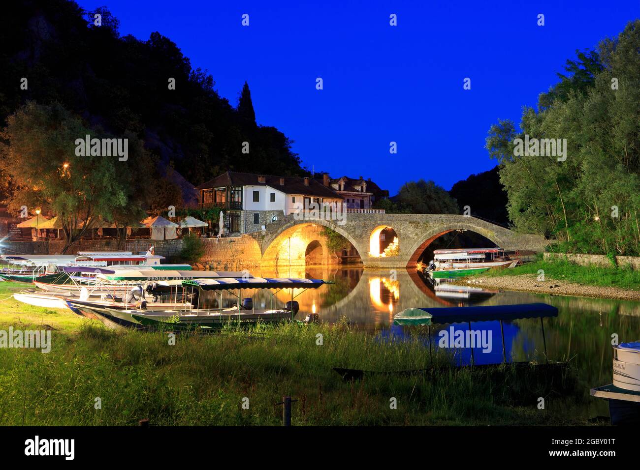 Alte Steinbrücke in Sindon, Montenegro am Skadar-See-Nationalpark Stockfoto