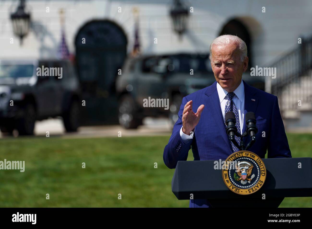 Washington, USA. August 2021. US-Präsident Joe Biden spricht während einer Veranstaltung über saubere Autos und Lastwagen auf dem South Lawn des Weißen Hauses in Washington, DC, USA, am 5. August 2021. Joe Biden unterzeichnete am Donnerstag eine Anordnung der Exekutive, in der gefordert wird, dass die Hälfte der bis 2030 in den USA verkauften Neufahrzeuge emissionsfrei sein soll. Kredit: Ting Shen/Xinhua/Alamy Live Nachrichten Stockfoto