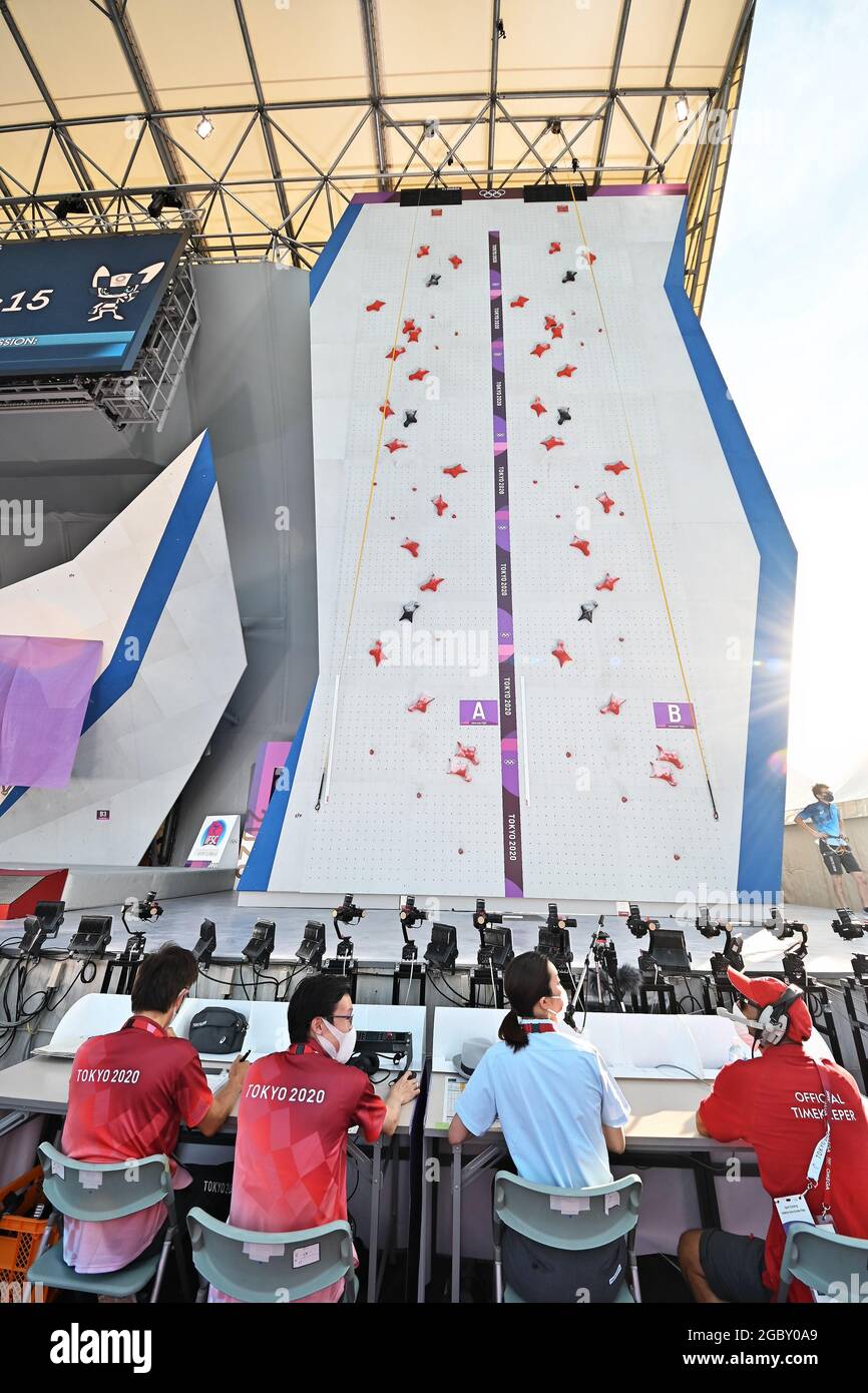 Tokio, Japan. August 2021. Mitarbeiter werden während der Olympischen Spiele in Tokio am Donnerstag, dem 5. August 2021, im Aomi Urban Sports Park in Tokio, Japan, beim Sportklettern der Männer beobachtet. Foto von Keizo Mori/UPI Credit: UPI/Alamy Live News Stockfoto