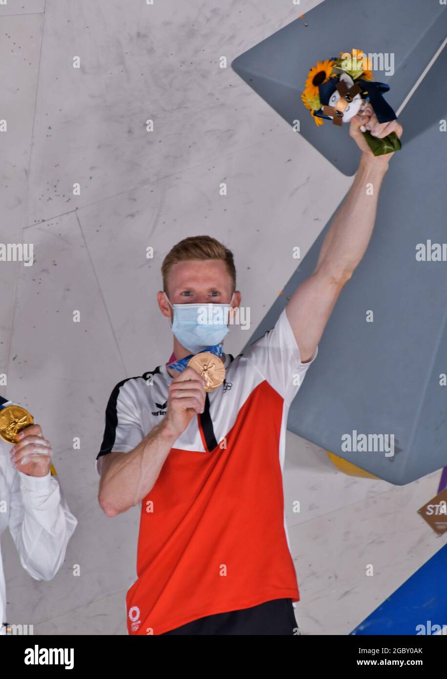 Tokio, Japan. August 2021. Der Bronzemedaillengewinnerin Jakob Schubert aus Österreich posiert für die Kamera während der Verleihung der Sportklettermedaille für Männer in Tokio am Donnerstag, den 5. August 2021, im Ariake Urban Sports Park in Tokio, Japan. Foto von Keizo Mori/UPI Credit: UPI/Alamy Live News Stockfoto