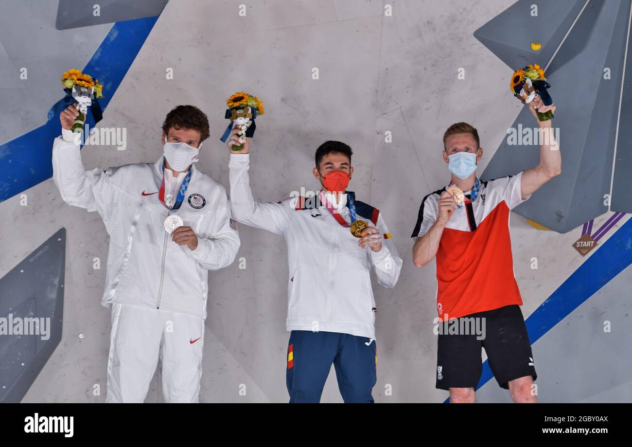 Tokio, Japan. August 2021. (L-R)Nathaniel Coleman, US-Silbermedaillengewinnerin, Spanien-GoldmedaillengewinnerAlberto Gines Lopez und Jakob Schubert, österreichischer Bronzemedaillengewinnerin, posieren für die Kamera während der Zeremonie der Olympischen Spiele in Tokio, ｓ am Donnerstag, 5. August 2021, im Ariake Urban Sports Park in Tokio, Japan. Foto von Keizo Mori/UPI Credit: UPI/Alamy Live News Stockfoto