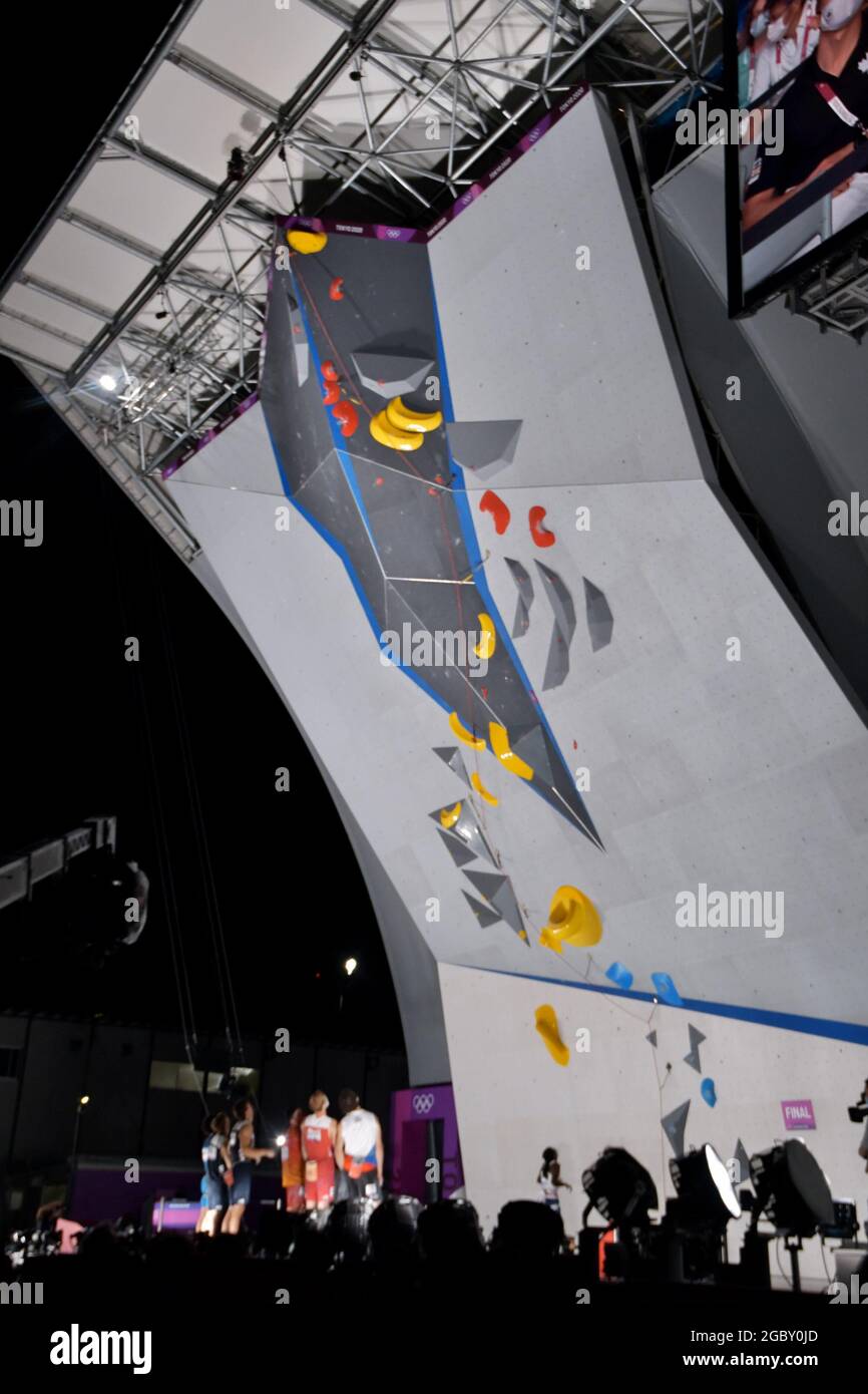 Tokio, Japan. August 2021. Kletterer beobachten am Donnerstag, den 5. August 2021, vor dem Lead Final während der Olympischen Spiele in Tokio das Sportklettern der Männer im Aomi Urban Sports Park in Tokio, Japan. Foto von Keizo Mori/UPI Credit: UPI/Alamy Live News Stockfoto