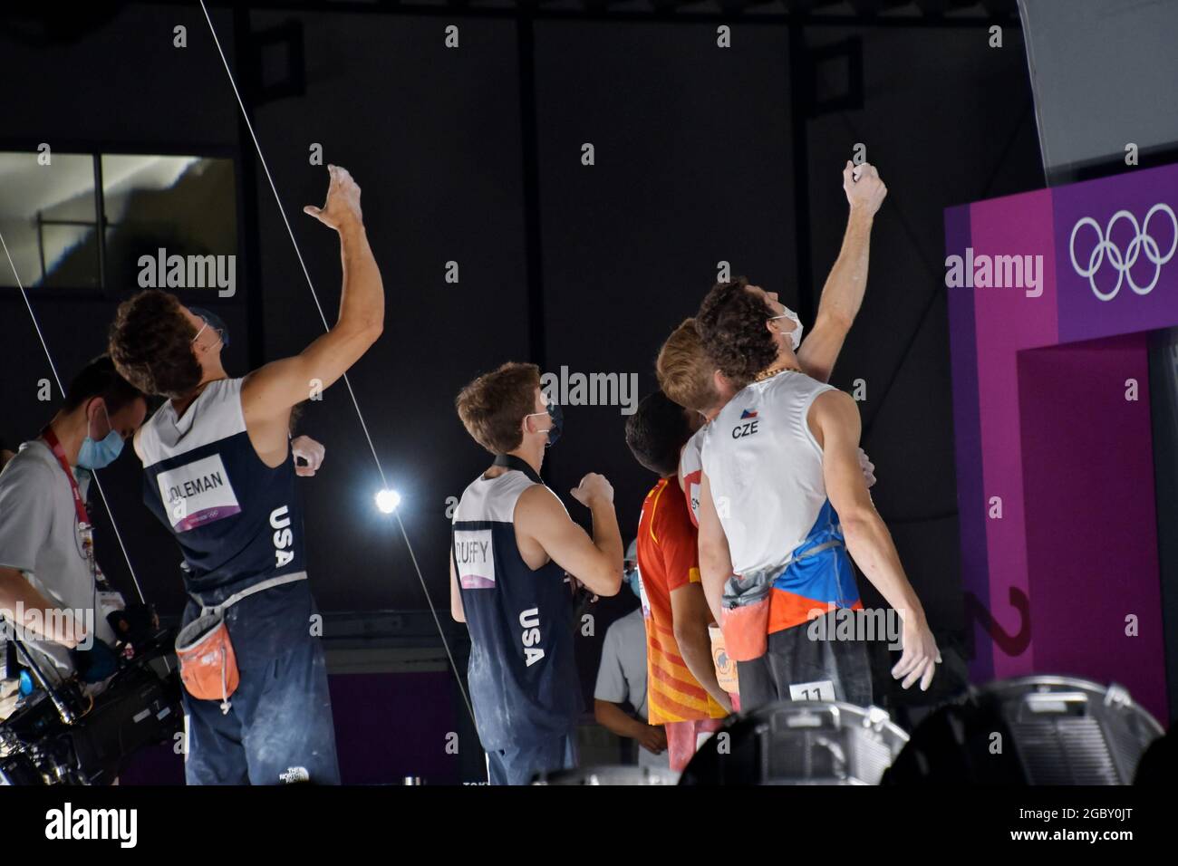 Tokio, Japan. August 2021. Kletterer beobachten am Donnerstag, den 5. August 2021, vor dem Lead Final während der Olympischen Spiele in Tokio das Sportklettern der Männer im Aomi Urban Sports Park in Tokio, Japan. Foto von Keizo Mori/UPI Credit: UPI/Alamy Live News Stockfoto