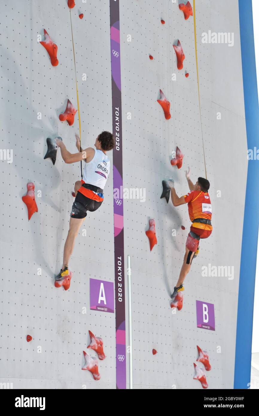 Tokio, Japan. August 2021. Der spanische Alberto Gines Lopez und der tschechische ｓ Adam Ondra treten am Donnerstag, dem 5. August 2021, beim Speed Final während der Olympischen Spiele in Tokio im Aomi Urban Sports Park in Tokio, Japan, an. Foto von Keizo Mori/UPI Credit: UPI/Alamy Live News Stockfoto