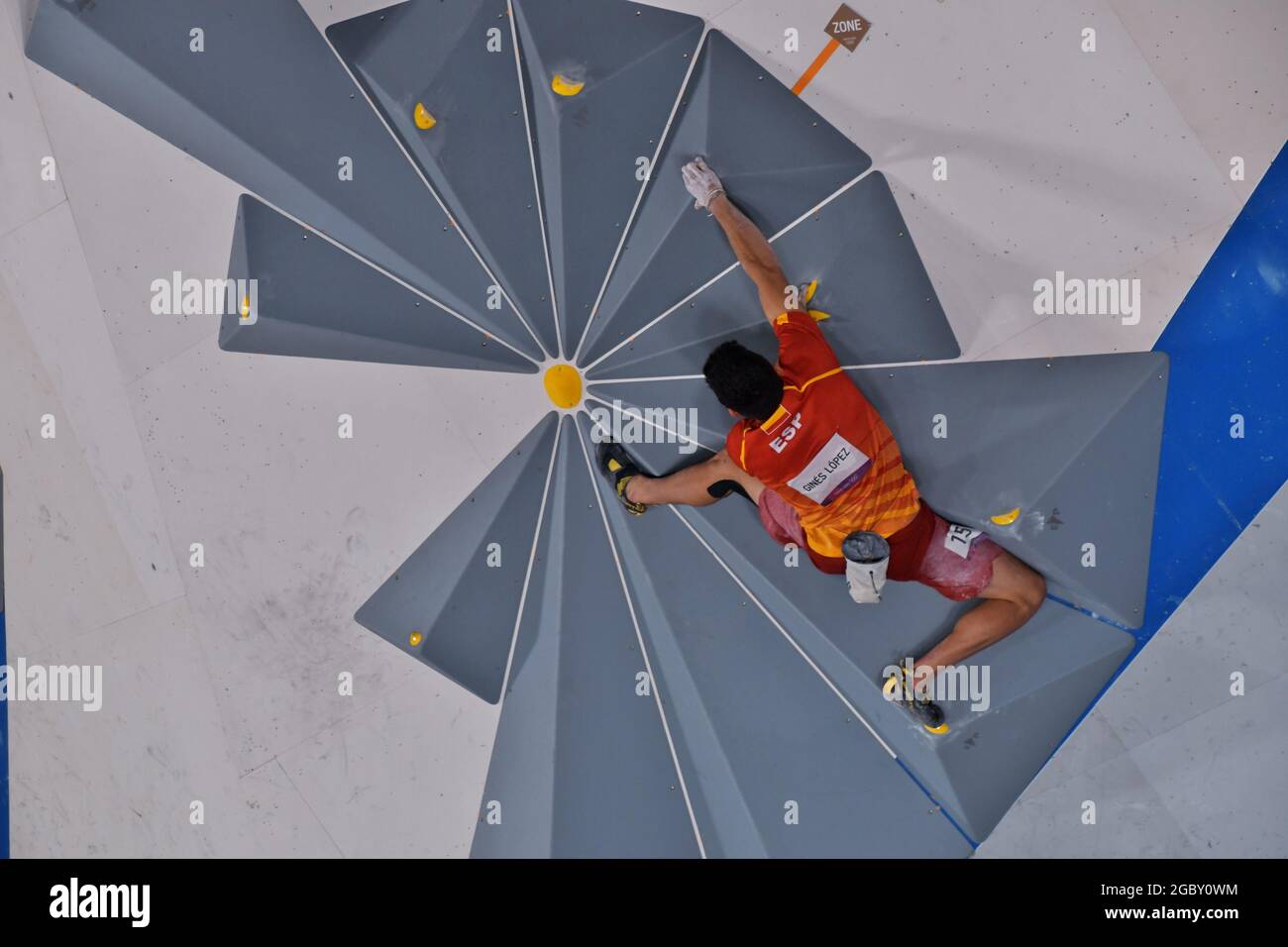 Tokio, Japan. August 2021. Der spanische ｓ Alberto Gines Lopez tritt am Donnerstag, den 5. August 2021, im Aomi Urban Sports Park in Tokio, Japan, beim Boulderfinale während der Olympischen Spiele in Tokio bei. Foto von Keizo Mori/UPI Credit: UPI/Alamy Live News Stockfoto