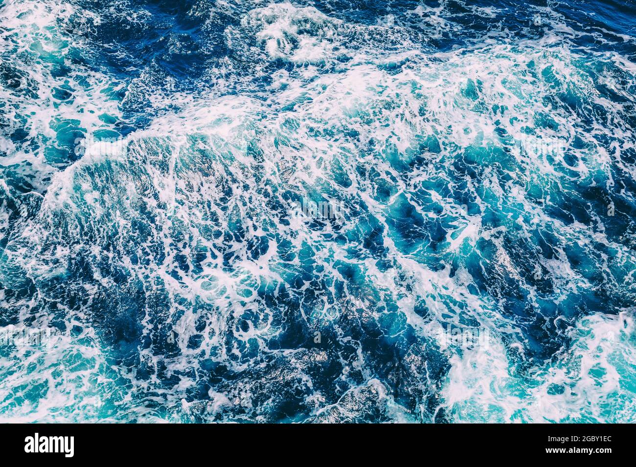 Top Luftaufnahme der blauen Wellen Textur von oben weißen Schaum Meer Hintergrund Stockfoto