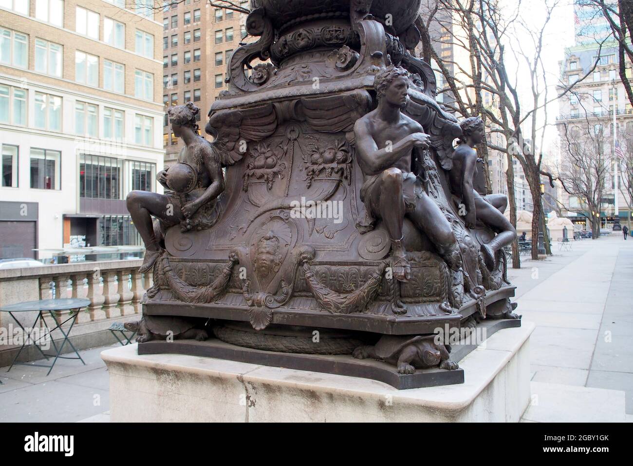 Sockel des flagstaff mit bronzenen skulpturalen Dekorationen und Details auf der vorderen Terrasse des NY Public Library Building, New York, NY, USA Stockfoto