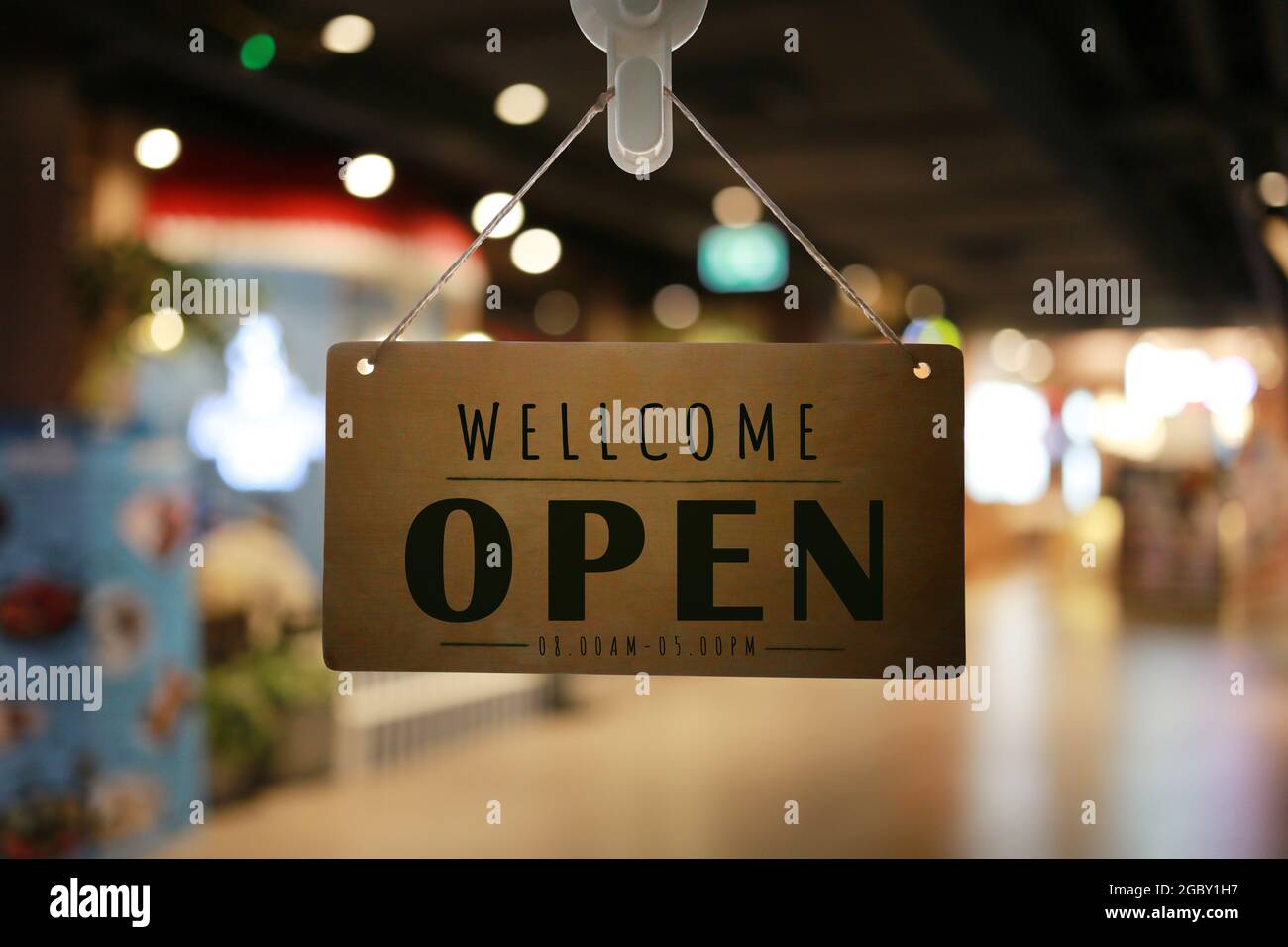 Shop geöffnet von Schaufenster Schild, Restaurant zeigt den Öffnungsstatus. Stockfoto