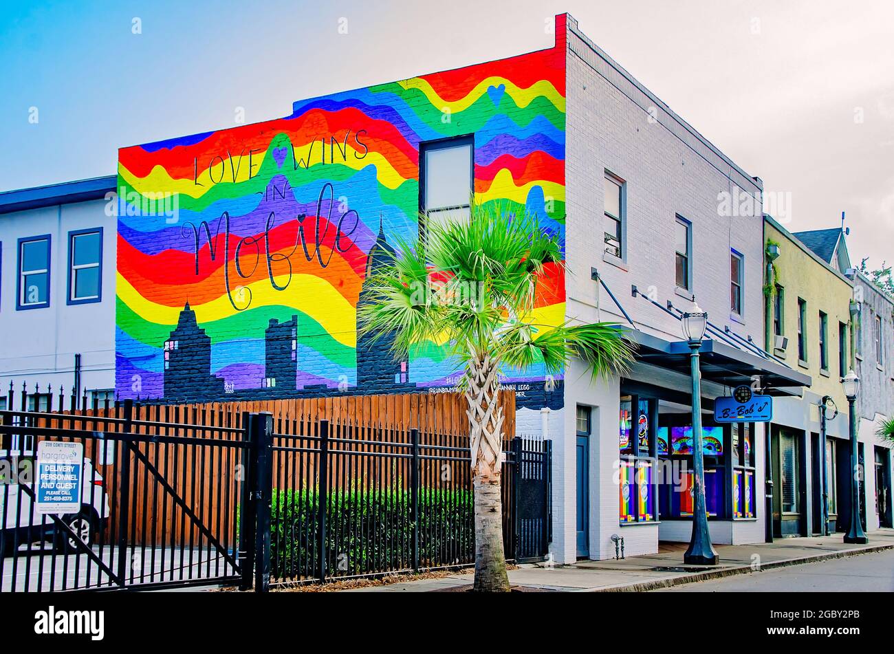 Ein „Love Wins“-Regenbogen-Wandgemälde ist an der Wand von B-Bob's Downtown am 1. August 2021 in Mobile, Alabama, gemalt. Stockfoto