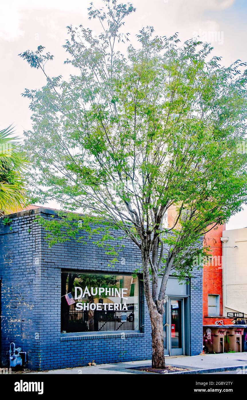 Die Dauphin Shoeteria ist am 1. August 2021 in Mobile, Alabama, abgebildet. Die familiengeführte Schuhwerkstatt wurde 1922 in der Conti Street gegründet. Stockfoto