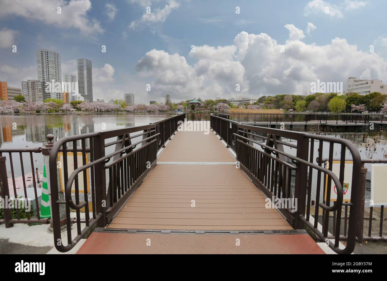 Holzbrücke im Ueno Park Blick auf die Präfektur Tokio, Japan. Stockfoto