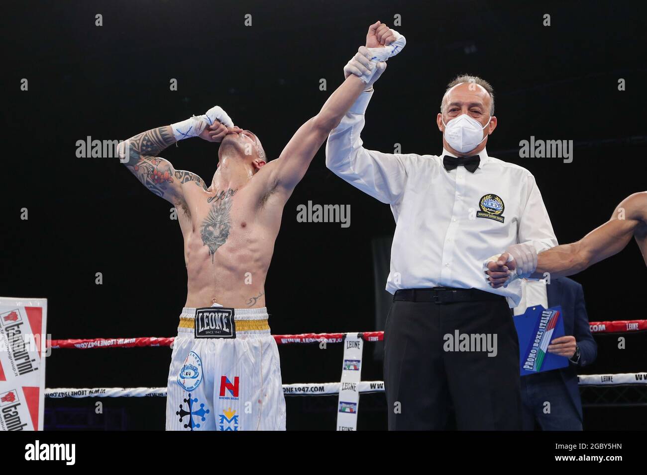BRESCIA, ITALIEN - MAI 15: Nicola Henchiri gewinnt am 15. Mai 2021 im Mario Rigamonti Sport Center in Brescia, Italien, den EU-Super-Federgewichtstitel. Quelle: Stefano Nicoli/Speed Media/Alamy Live News Stockfoto