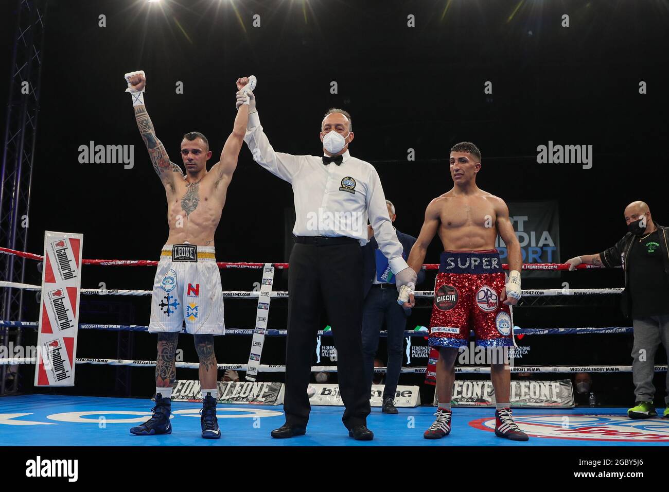BRESCIA, ITALIEN - MAI 15: Nicola Henchiri gewinnt am 15. Mai 2021 im Mario Rigamonti Sport Center in Brescia, Italien, den EU-Super-Federgewichtstitel. Quelle: Stefano Nicoli/Speed Media/Alamy Live News Stockfoto