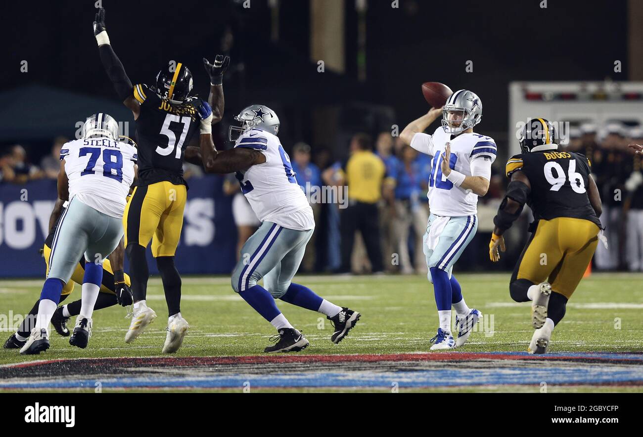 Canton, Vereinigte Staaten. August 2021. Dallas Cowboys Andy Dalton (10) wirft in der ersten Hälfte des Pro Football Hall of Fame Game in Canton, Ohio, am Donnerstag, den 5. August 2021, einen Pass gegen die Pittsburgh Steelers. Foto von Aaron Josefczyk/UPI Credit: UPI/Alamy Live News Stockfoto