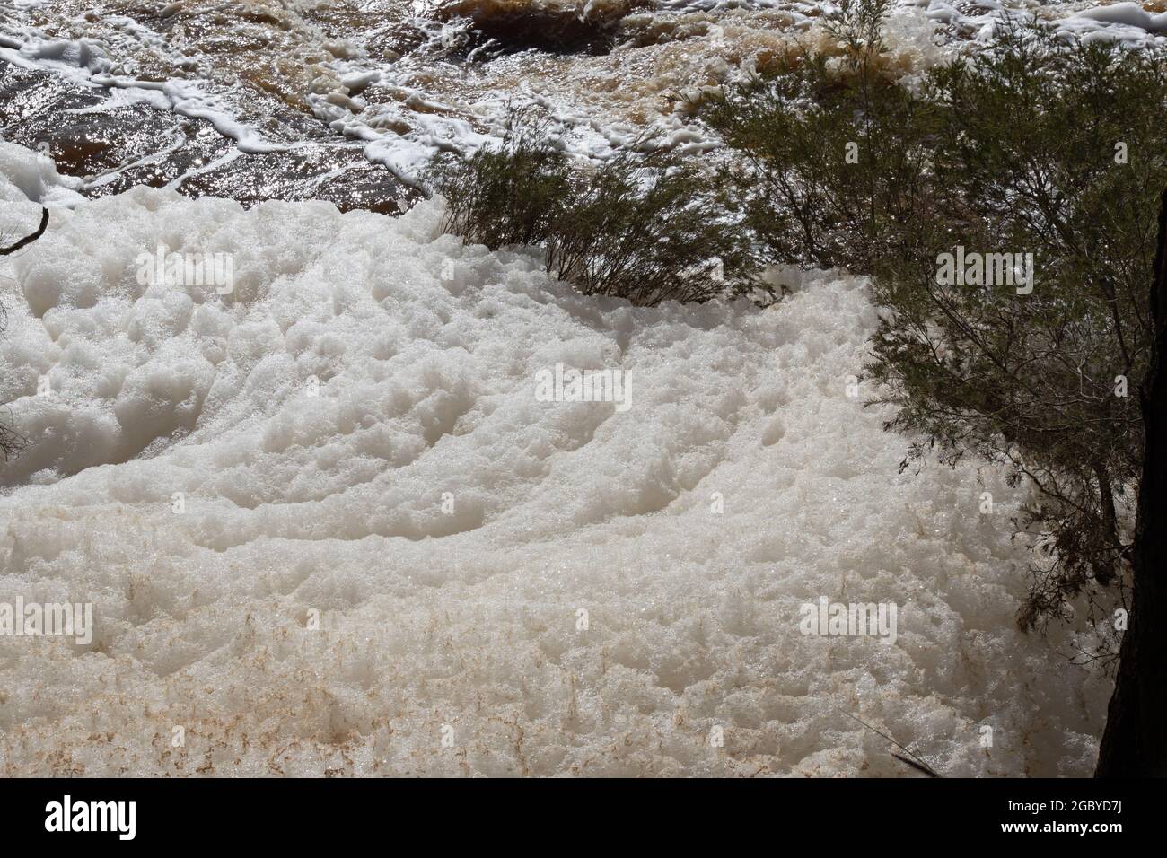 Schaumstofflinie auf schnellem Wasser Stockfoto